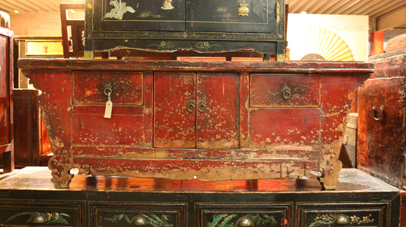 Antieke bruin-rode salonkast